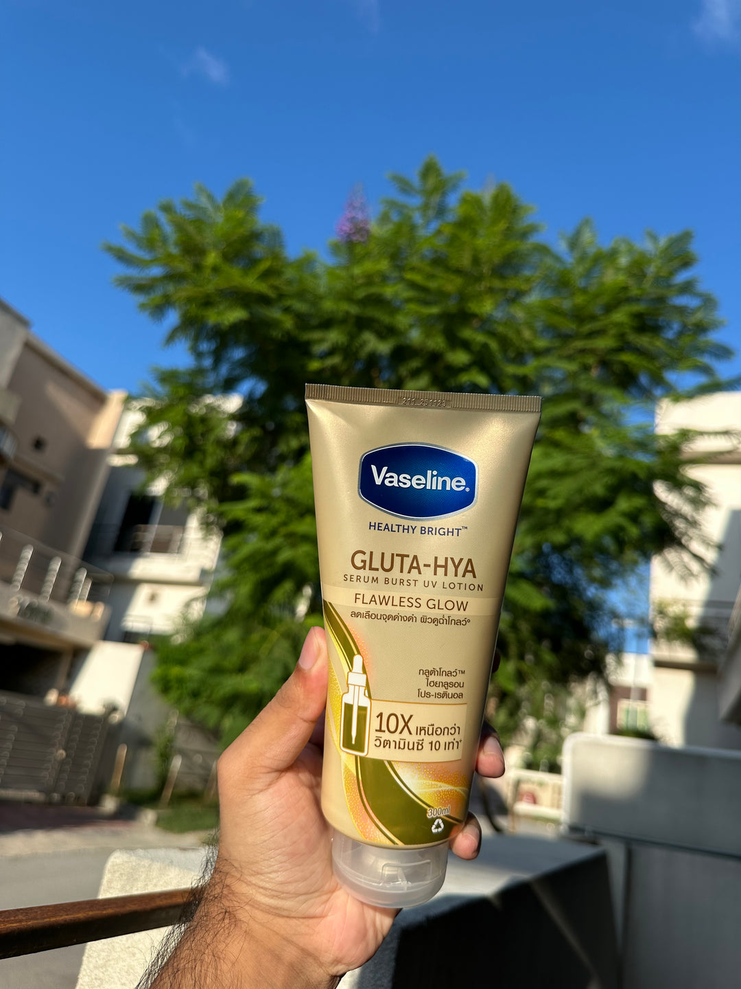 VASELINE GLUTA-HYA FLAWLESS GLOW SERUM BURST UV LOTION 300 ML