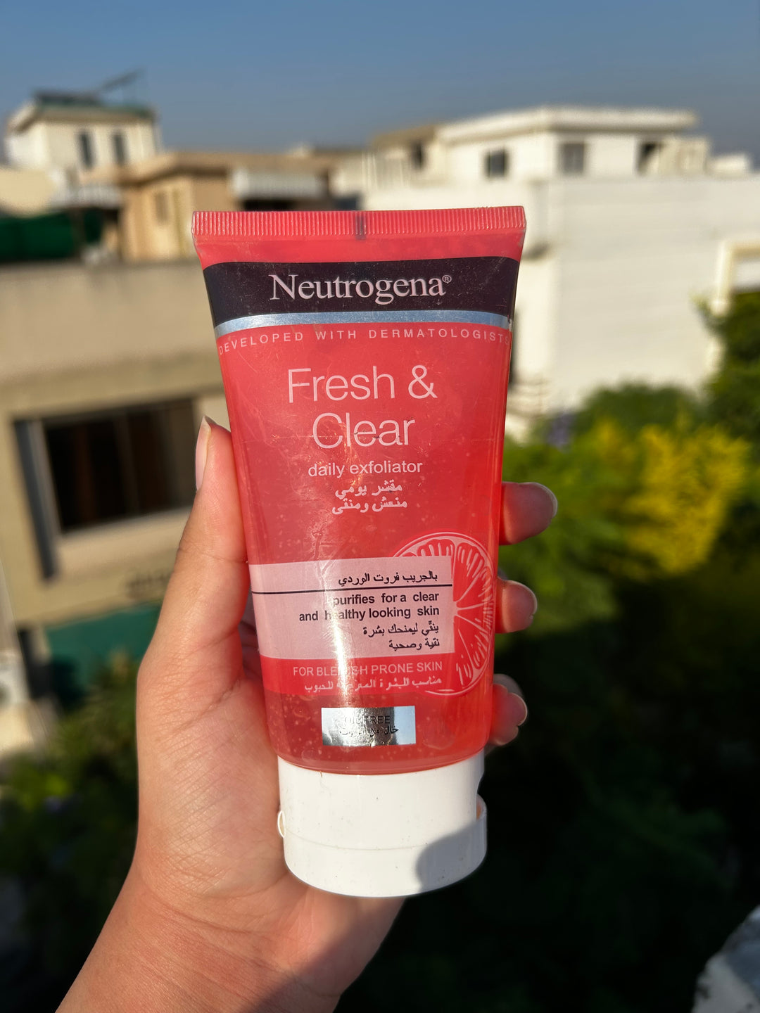 NEUTROGENA OIL FREE FRESH AND CLEAR DAILY EXFOLIATOR